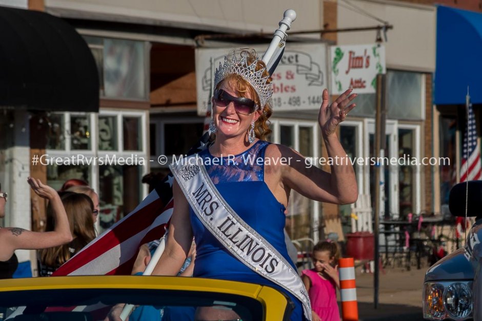 Mrs. Illinois USA Andrea Moore in Jersey County Fair parade